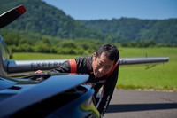 アロバティックパイロットの室屋義秀選手。今回の限定車は、室屋選手との技術交流から得られた知見が生かして開発された。