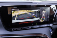 「アドバンスドパーク」では、並列駐車および縦列駐車/出庫はもちろんのこと、区画線のない駐車スペースや隣接車両がないスペースでも駐車支援が行われる。