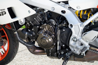 エンジンは「MT-09」や「XSR900」でおなじみの、排気量888ccの水冷3気筒DOHC。トランスミッションには加速中のシフトアップと減速中のシフトダウンに加え、加速中のシフトダウン、減速中のシフトアップにも対応する、最新のクイックシフターが組み合わされる。