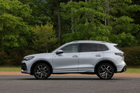 「ティグアンTDI 4MOTION Rライン」のボディーサイズは全長×全幅×全高=4540×1860×1655mmで、ホイールベースは2680mm。Rラインと他グレードでは前後バンパーの形状が異なるため、前者は全長が5mm短い設定とされる。