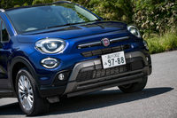 従来モデルから大幅に変更されたフロントまわり。ヘッドランプはHID式からLED式となり、またポジションランプが上下に分割される新デザインとなった。バンパーの意匠も変更されており、これにより全長は従来より30mm拡大している。