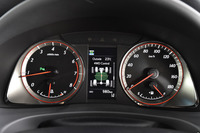 新たに設定されたターボ車には、専用デザインのオプティトロンメーターが与えられる。