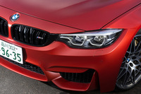 外観上の特徴のひとつである、ハイグロスブラック仕上げのキドニーグリル。ヘキサゴナル(六角形)デザインのデイタイム・ランニングライト機能付きアダプティブLEDヘッドライトは、2017年5月のマイナーチェンジで採用されたものだ。