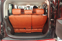 後席の背面まで覆われるブラウンのシートカバーは、「昭和の純喫茶をイメージした」という赤みがかったこだわりのカラーで仕上げられている。純正アイテムだけに、最初から用意されていたかのようなフィット感抜群のフィニッシュだ。