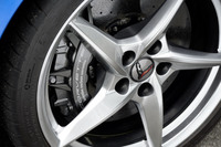 「E-Ray」では耐フェード性のアップとバネ下重量軽減のため、カーボンセラミックブレーキを標準で採用。ローターのサイズ自体も、前がφ398×38mm、後ろがφ391×34mmと、標準モデルより大幅に拡大している。