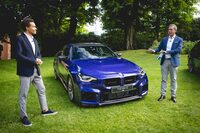 2025年のコンクールデレガンス・ヴィラデステにて、「BMW M2 CS」をお披露目するBMW Mのフランク・ヴァン・ミールCEO(写真右)とオリバー・ハイルマー氏(同左)。ワタシ(webCGほった)のなかではいまだにMINIイメージが強いハイルマー氏も、今やすっかりBMWの人だ。