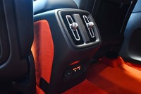 後席用のエアコン吹き出し口周辺には、シートヒーターのスイッチとアクセサリーソケットが並ぶ。