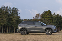 全長4305mmの扱いやすいサイズが人気のひとつ。シャークフィンアンテナの採用によって従来型よりも全高が30mm高い1580mmになった。