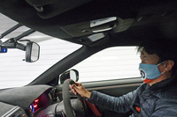 フロント:255/40ZRF20、リア:285/35ZRF20サイズのランフラットタイヤを装着する足は十分ガチガチなのだが、それ以上にボディーがガチガチなので、「NISMO」とは思えないほど乗り心地がイイ。