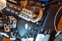 1.2リッターエンジンは、弟分の900ccモデル「ストリートスクランブラー」比でおよそ4割増しの出力とトルクを発生する。