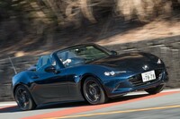 ダンパーとコイルスプリングには「990S」専用セッティングが施されている。