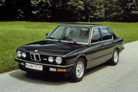 「BMW M5」
ミドルサイズセダンの「5シリーズ」をベースにした高性能版がM5。第2世代の「E28」から作られるようになった。初代M5は「M1」由来の直列6気筒エンジンを搭載していた。映画にはV8エンジンの現行モデルも少しだけ登場する。