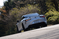 “EDGE”のリアデフは熟練の作業者が手作業でバックラッシュを再調整したという特別製。加減速の応答性向上を図っている。