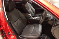 スライド/リクライニング/リフター/サイサポートの電動調整機能付きフロントシートを全車に標準装備。「GT Type P」「GT Type SP」グレードでは本革シートが採用されている。