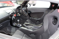 「K-OPENランニングプロト」の車内。フルバケットシートやスエード調表皮のステアリングホイールなど、レーシーなアイテムが開発の本気度を物語る。