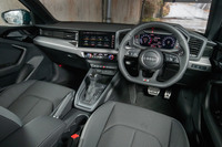 試乗車のインストゥルメントパネルまわり。シルバーグレーの装飾パネルやDシェイプのステアリングホイールなどは「S lineインテリアパッケージ」に含まれるオプションである。