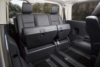 4列目シートにはチップアップ機構が備わる。