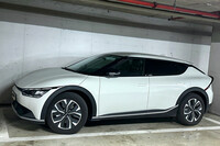 以下の写真も、2023年春から夏にかけてシエナで目撃したもの。これはオランダのナンバーを提げた「キアEV6」。