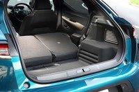 ラゲッジスペースは、リアシートの背もたれをすべて倒せば1050リッターにまで拡大可能。床面にはかなり大きな段差が発生する。