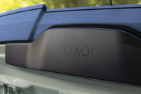 荷室の上部、ハイマウントストップランプユニットの裏側には「CIAO!」のロゴが見える。