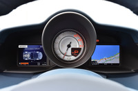 エンジン回転計をセンターに据えたメーターパネル。右側のインフォメーションディスプレイには、写真のようにカーナビのマップも表示可能。