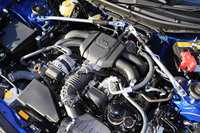 フロントのバルクヘッドと左右のストラットタワーをつなぐ「フレキシブルVバー」。内部にはピロボールが仕込まれており、振動を受け流しつつ剛性を高めることができる。