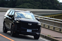 日本仕様の「エスカレード」には、磁性流体ダンパーの「マグネティックライド」に加え、車高調整機構付きのエアサスペンションが標準装備される。