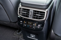 後席にもヒーター/ベンチレーション機能が搭載されている。