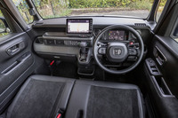 インテリアは水平基調のダッシュボードを中心にデザインを刷新。「カスタム」には本革巻きステアリングホイールを標準で装備する。助手席グローブボックスの容量が2倍に拡張されたのもトピックだ。