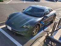 EVのなかには「ポルシェ・タイカン」のように、高性能にして大食いのモデルも少なくない。このままEVの数とパワーがアップしていけば、インフラへの要求も急速に高まっていく。