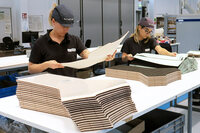 オーダーに応じてさまざまな加工が施された生地は、最後に裁断・検品。製品として出荷される。