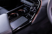 スマートフォンなどをワイヤレスで充電できる「おくだけ充電」を標準装備。インパネまわりのカッパー加飾は、245/45ZR20タイヤ&20×8.5Jアルミホイールとのセットオプションとなる。