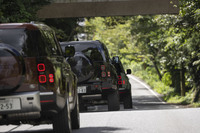 ボディータイプ、パワートレインを問わず最新の「ディフェンダー」に共通するのは、高剛性ボディーがもたらす快適な乗り心地と高い静粛性、そして十分な制振性だ。ディフェンダーがあれば99%を占める日常を快適に過ごし、1%の非日常に出くわしても余裕をもって対応できる。