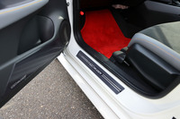 試乗車はインテリアにもしっかり無限の用品が装着されていた。写真は赤いスポーツマットと、「無限」のロゴ入りスカッフプレート。