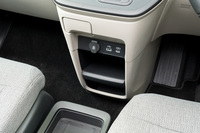 ダッシュボードにはUSB-AとUSB-Cが並んで1つずつ。「エアー」はキャビン全体でここに1つしかないので、さすが「EX」と感じられるポイントだ。