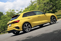 従来型より大幅にアグレッシブさを増したデザインが特徴の、新型「S3」。試乗車に採用されていた車体色「パイソンイエローメタリック」は、フルモデルチェンジを機に設定された新色である。