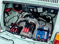 リアに積まれるニュートロン社製のEVコンバージョンキット……もそうだが、サビなどの一切見られないコンパートメントの仕上がりにも注目してほしい。