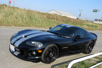 人のスマホを監禁しておいて、澄ました顔の「ダッジ・バイパー」。ちなみに、リアにはガラスハッチを開けるためのキーシリンダーが備わっており(ドアにはない)、リモコンキーを使わずともそこから車内に侵入できる。セキュリティーの発報と、内装の損壊を恐れなければの話だが。