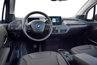 インテリアの仕様については、基本的に標準車の「i3」と共通。フロントのフロアマットに「i3s」のロゴが入る程度だ。