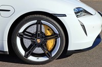 「タイカン ターボS」には「ポルシェセラミックコンポジットブレーキ」が標準装備。ローター径はフロント420mm、リア410mmで、10ピストンのフロントキャリパーは写真の通り巨大(リアは4ピストン)。