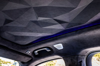 間接照明が仕込まれた立体構造のルーフライニングが備わるのも「XM」の特徴。間接照明は走行モードや気分に合わせて、カラーやパターンを設定することができる。