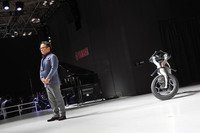 ヤマハ発動機の設楽元文社長と、彼の指示に従って自立する「モトロイド:ラムダ」。