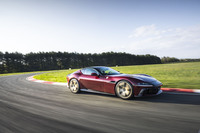 「12チリンドリ マヌアーレ」の車重(乾燥重量)は1565kgで、1560kgの「12チリンドリ」に対して5kg増し。前後重量配分は48.4:51.6と公表される。