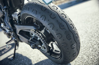 デジタルメーターなど、各所にモダンな技術を取り入れつつ、クラシカルなデザインでまとめられた「XSR700」。タイヤにも、レトロなルックスと正確なハンドリングの両立をうたう「ピレリ・ファントムスポーツコンプ」が採用されている。