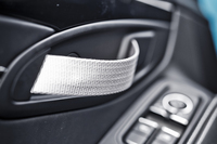 ドアのオープナーには、レバーではなく簡素なストラップを採用。軽量化が図られている。