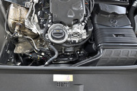 M256型直6を正面から見る。オルタネーターやウオーターポンプ、エアコンのコンプレッサーなどといったエンジン補機を駆動するベルトが、エンジン前部に存在しないのがわかるだろうか。エンジン本体の長さを抑えることに、大いに貢献している。