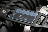 「LT6」は欧州のプレミアムスポーツカーと同様、一基のエンジンを一人の職人が責任をもって組み上げる。エンジンルームには組み立てを担当したスタッフのサインプレートが装着される。