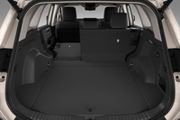 荷室容量は749リッターに拡大。後席を倒したときの床の傾斜を緩やかにすることで荷室がよりフラットになり、長尺物が積み込みやすくなるなど、収納性の向上も図られた。