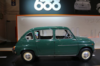 オリジナルの2ドアを改造して4ドアの利便性を追求した例もある。「フィアット600」をベースに当時同社のスペイン法人だったセアトが製造した「セアト600 4ドア」。