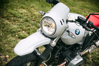 白で塗装された2ピース式のフロントマッドガードとガソリンタンク、濃淡2色のブルーのアクセント、そして赤いタンデムシートなどは、いずれも「R80G/S」から受け継がれたデザインだ。